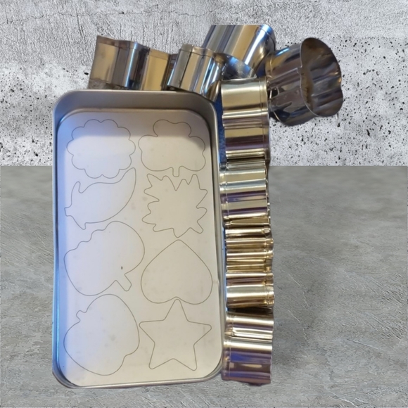 Pampered chef cookie cutters in tin box - Picture 2 of 5